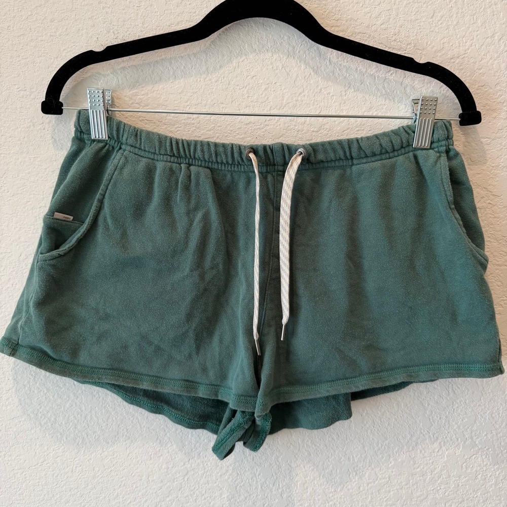Vuori Halo Performance Shorts Womens Sage Green DreamKnit Lounge Athletic Yoga